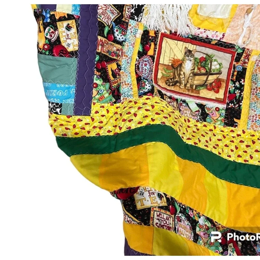 Lap quilt with fidget mat in center
